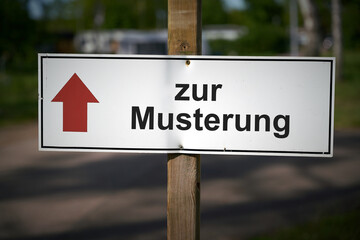 Schild zum Thema Wehrpflicht in Deutschland mit der deutschen Aufschrift zur Musterung