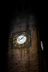 der Turm Torre Apponale aus dem 13.Jahrhundert mit seiner Turmuhr in Riva del Garda in Italien am Abend