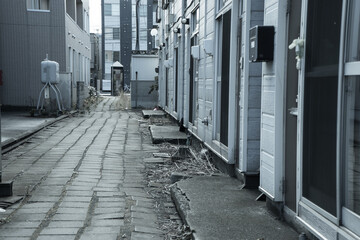 扉の並んだ古い路地