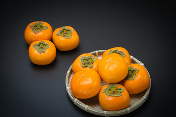 美味しい秋の自然の恵み　柿をたくさん並べて