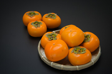 美味しい秋の自然の恵み　柿をたくさん並べて