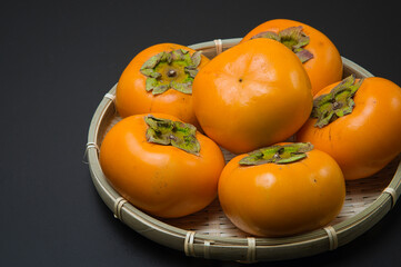 美味しい秋の自然の恵み　柿をたくさん並べて