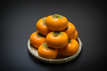 美味しい秋の自然の恵み　柿をたくさん並べて