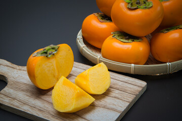 美味しい秋の自然の恵み　柿をたくさん並べて