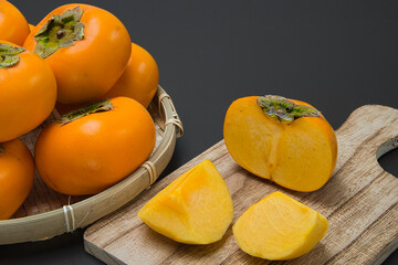 美味しい秋の自然の恵み　柿をたくさん並べて