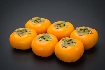 美味しい秋の自然の恵み　柿をたくさん並べて