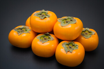 美味しい秋の自然の恵み　柿をたくさん並べて