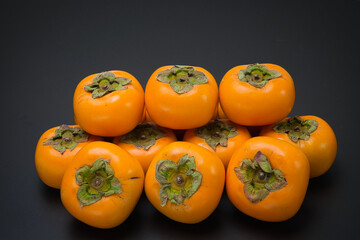 美味しい秋の自然の恵み　柿をたくさん並べて