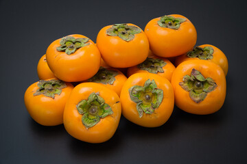 美味しい秋の自然の恵み　柿をたくさん並べて