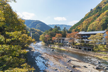日本：七ツ岩吊橋から見る秋の箒川の風景／栃木県那須塩原市・10月