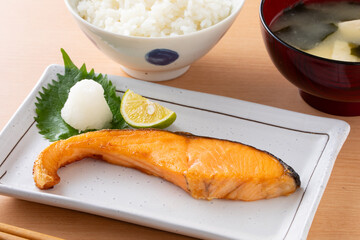 銀鮭の塩焼きとご飯　