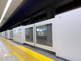 Fototapeta premium 地下鉄ホームドア・安全設備のあるプラットフォーム