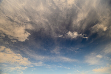 Obraz premium Exploring Dynamic Cloud Patterns that Gracefully Dance Under a Vast and Endless Blue Sky