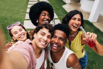 Obraz premium Friends taking a sunny outdoor selfie party