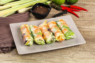 Vietnamese spring roll with prawn and mango