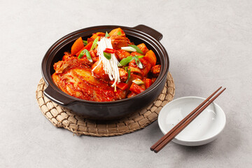 닭볶음탕은 닭고기를 토막 쳐서 양념과 물을 넣고 끓인 음식. 
Dakbokkeumtang is a dish made by boiling chicken pieces with seasoning and water.
