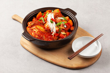 닭볶음탕은 닭고기를 토막 쳐서 양념과 물을 넣고 끓인 음식. 
Dakbokkeumtang is a dish made by boiling chicken pieces with seasoning and water.
