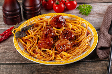 Meatballs with tomato sauce and spaghetti