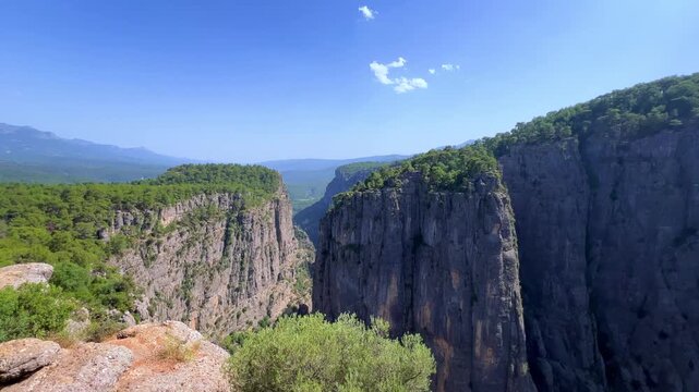 A mountain valley landscape with forests and cliffs. Huge rocks and rocky outcrops. A beautiful deep canyon with lots of tourists. A bird's-eye view of the Tasi Canyon. T&uuml;rkiye