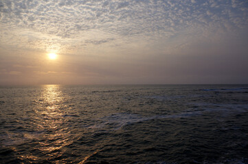 coucher de soleil moutonneux sur l'océan atlantique en Namibie