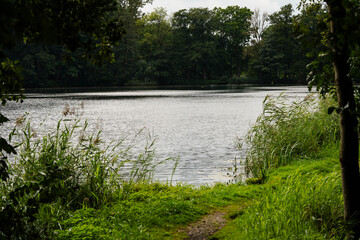 Wanderweg rund um den See von Appelbeck im Herbst