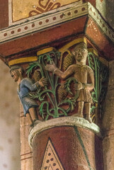 Chapiteau histori&eacute; peint dans la basilique Saint-Austremoine d'Issoire, Auvergne, France
