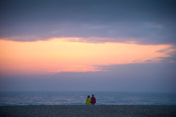 Abendstimmung mit Paar an der Nordsee, D&auml;nemark