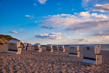 Strandk&ouml;rbe im Abendlicht, H&ouml;rnum, Sylt, Deutschland