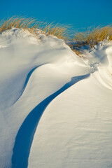 Schneeverwehung am Sylter Strand, Deutschland, Europa; Schnee, Wind; Strandhafer; blauer Himmel; K&auml;lte; Winter,
