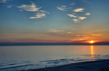 Abendstimmung mit Spazierg&auml;nger an der Nordsee