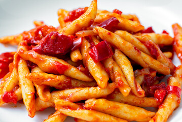 Fusilli artigianali con sugo di pomodori biologici, pasta italiana 
