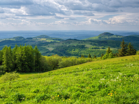 Ausblick von der Wasserkuppe &uuml;ber die H&uuml;gellandschaft der Rh&ouml;n zur Milseburg