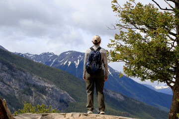 Touristes au sommet du Tunnel Mountain Trail. Parc national Banff, Alberta, Canada	