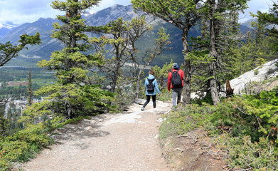 Touristes au sommet du Tunnel Mountain Trail. Parc national Banff, Alberta, Canada	