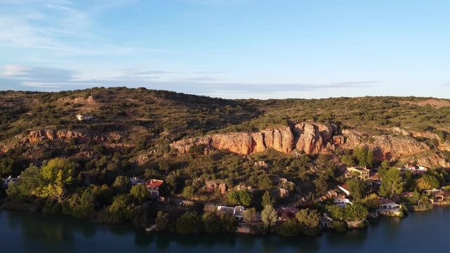 A&eacute;rea desde bosque descubriendo r&iacute;o en Lagunas de Ruidera