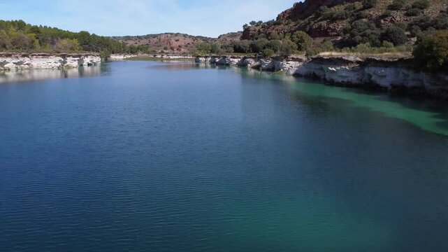 A&eacute;rea al ras del agua sobre laguna Lengua en Lagunas de Ruidera