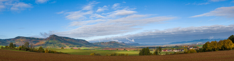 Panoramiczny widok na g&oacute;ry jesienią 2025