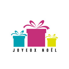 joyeux noël et cadeaux sur fond blanc
