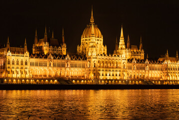 Fototapeta premium Hungarian Parliament Building illuminated at night in Budapest, Hungary