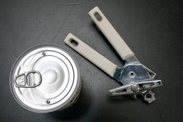 Closed metallic can and opener