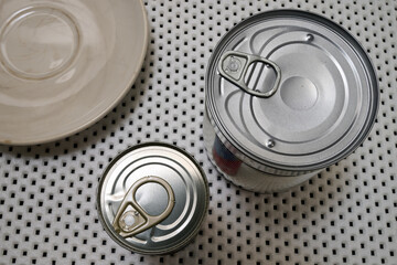 Closed metallic can and plate