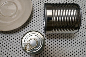 Closed metallic can and plate