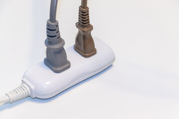 電源タップに差し込まれた二つのプラグ