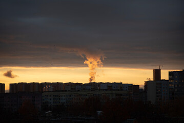 дым на городом в закате
