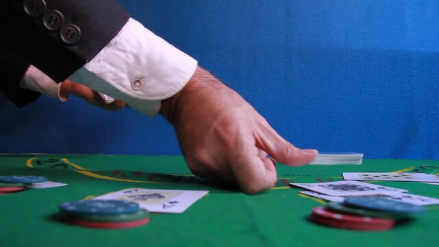 Jugando a las cartas con mano de crupier y tapete de casino con naipes y fichas de apuestas