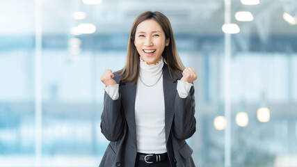 ガッツポーズをする女性・ビジネスウーマン