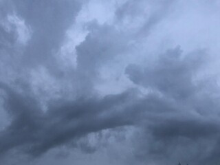 gllomy sky with dark gray clouds