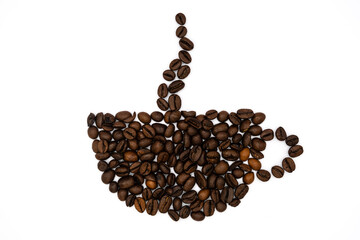 Kaffetasse aus Kaffebohnen auf weißem Hintergund