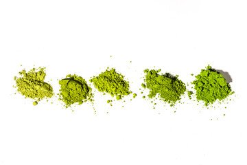 Matcha-Pulver auf weißem Hintergunrd © Martin