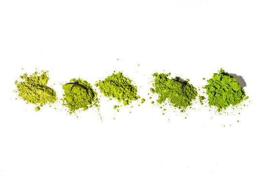 Matcha-Pulver auf wei&szlig;em Hintergunrd